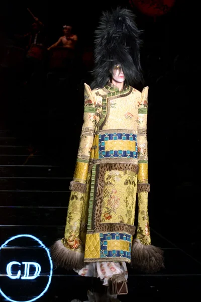 Look 16